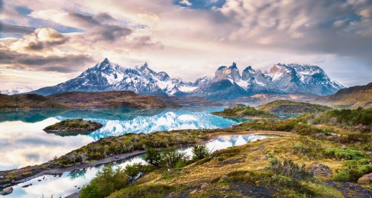 Vue à couper le souffle des Torres del Paine avec lacs et montagnes.