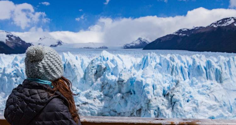 Personne admirant le majestueux glacier Perito Moreno.
