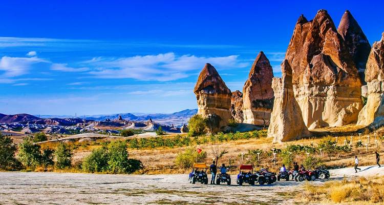 Schilderachtig uitzicht met ATV's en rotsformaties in Cappadocië.