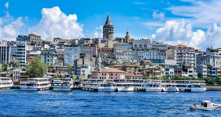 Vista del malecón de Estambul con barcos y edificios.