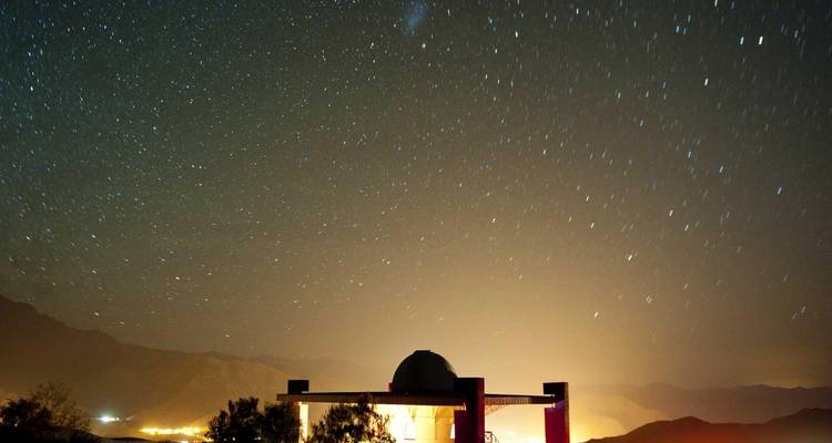 Observatorio bajo un cielo estrellado nocturno.
