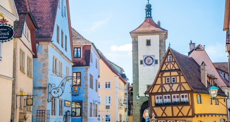 Charmante Straße in Rothenburg ob der Tauber mit bunten Häusern