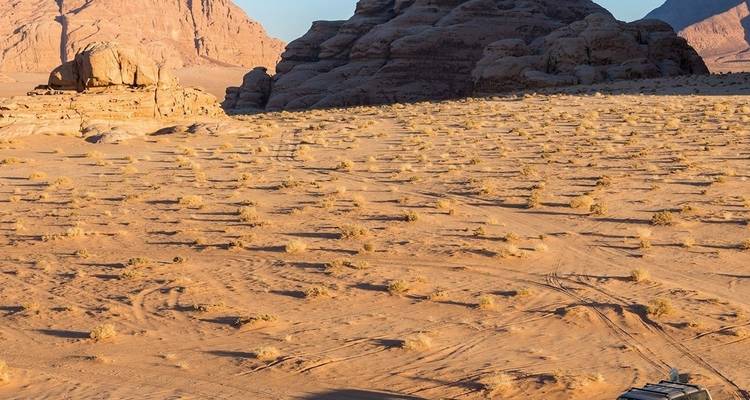 Paysage désertique avec formations rocheuses dans le Wadi Rum.