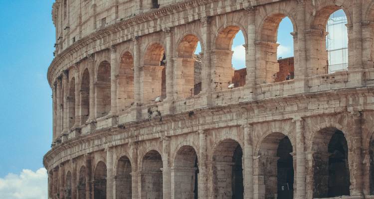 Detailansicht des Kolosseums mit Bögen.