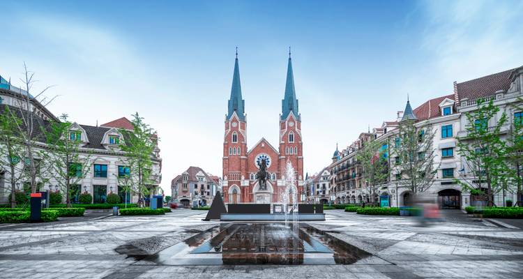 Platz mit einer Kathedrale im gotischen Stil