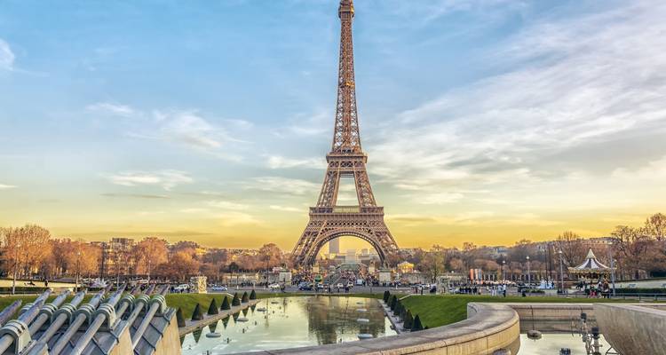 Eiffelturm mit Gärten bei Sonnenuntergang.