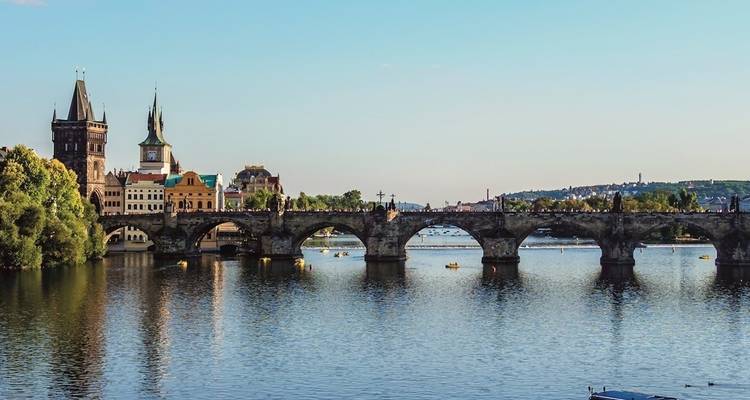 Blick über die Karlsbrücke in Prag.