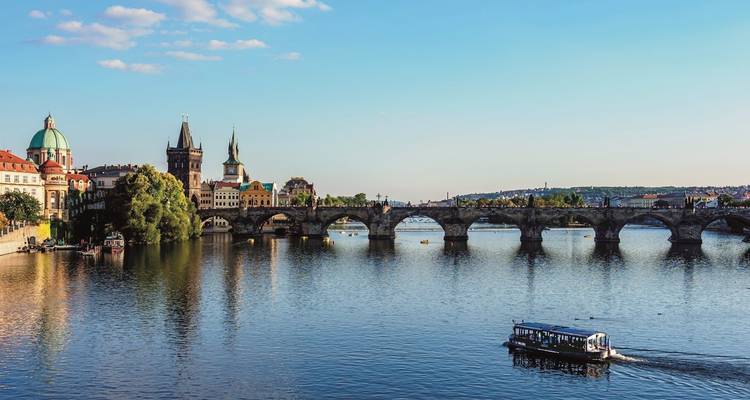 L'iconique pont Charles au-dessus de la rivière Vltava à Prague.