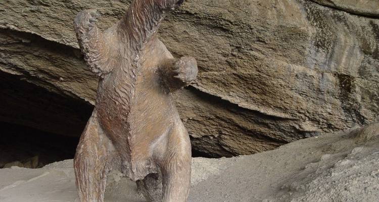 "Statue von Milodon in Höhlenumgebung."

Alternative: "Milodon-Statue in einer Höhle."