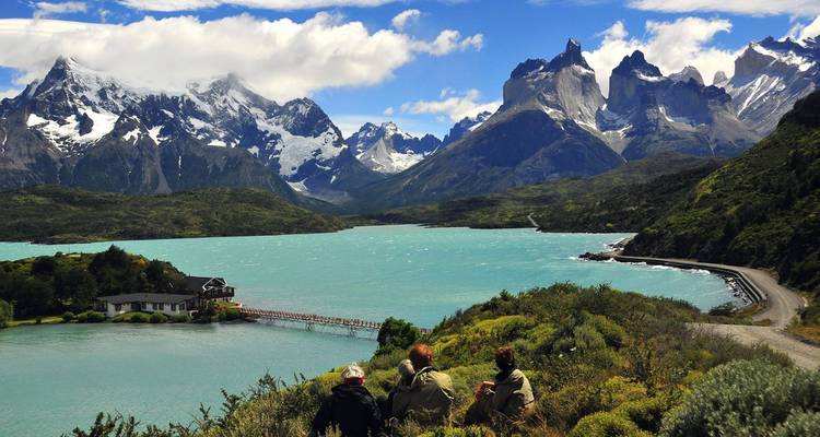 Menschen, die eine Berg- und Seeaussicht bewundern.
