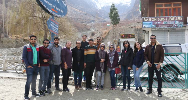 Gruppenfoto am Rakaposhi-Aussichtspunkt mit Bergen im Hintergrund.
