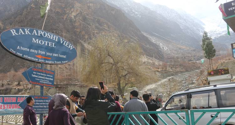 Menschen, die an einem Aussichtspunkt in der Nähe eines Motels Fotos machen.