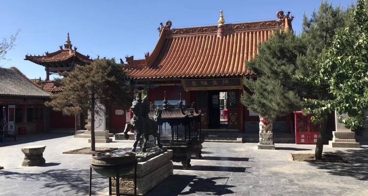Traditionele Chinese architectuur met bomen.