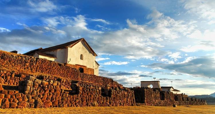 Anciennes structures de pierre à Chinchero, Pérou avec un ciel bleu.