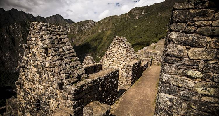 Ancienne structure de pierre avec paysage montagneux au Machu Picchu.