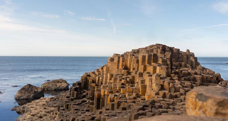 Felsformationen des Giant's Causeway an der Küste.