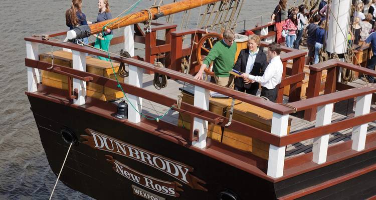 Menschen, die auf dem Deck der Dunbrody Famine Ship stehen.