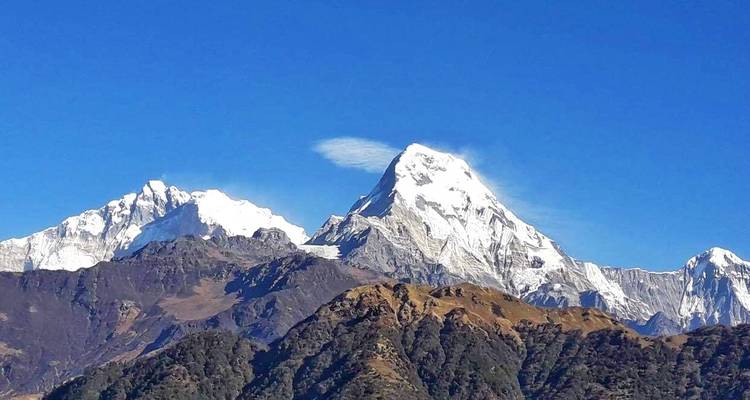 Chaîne de montagnes avec une neige immaculée sous un ciel bleu