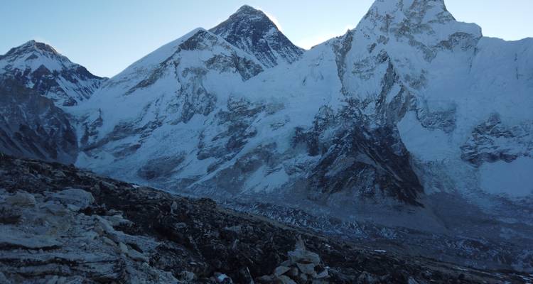 Pics de montagnes sombres et ténébreux.