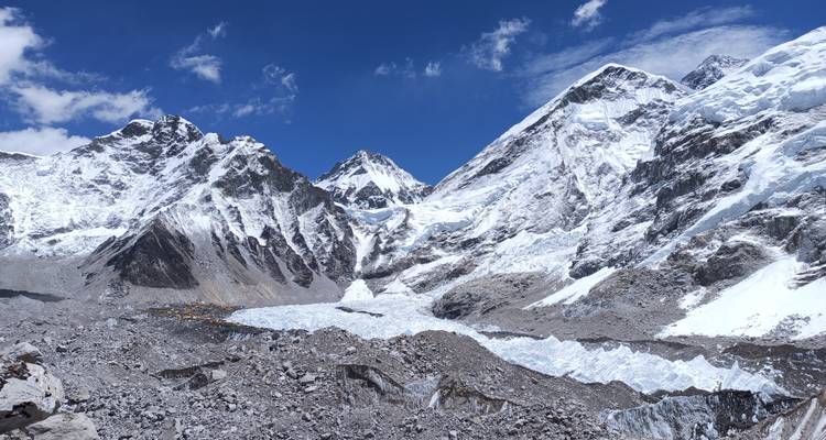Montagnes enneigées par une journée claire et lumineuse, glacier visible.