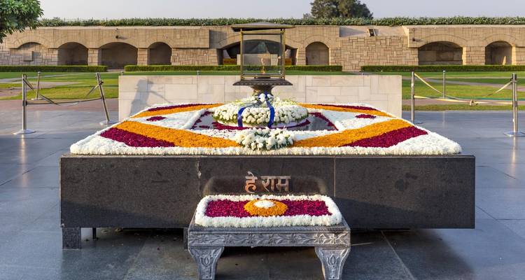 Raj Ghat met bloemen gerangschikt in patronen.