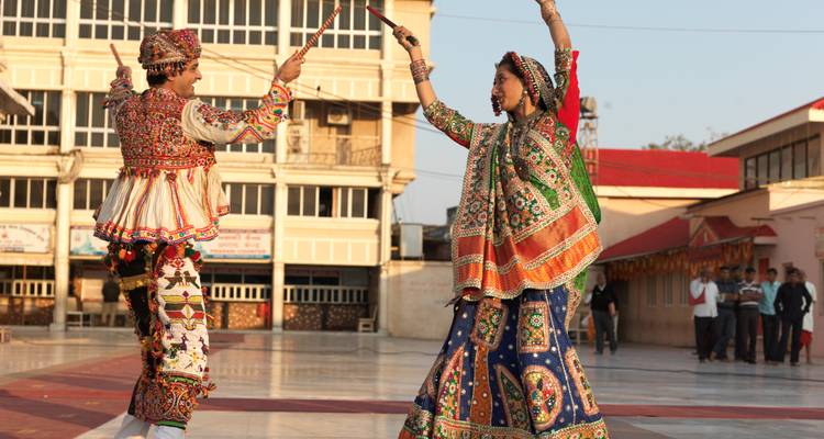 Traditionele dansvoorstelling met uitvoerders in kleurrijke kledij.