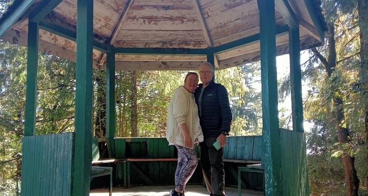 Paar in einem hölzernen Pavillon in einem bewaldeten Gebiet.