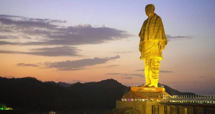 Statue bei Sonnenuntergang mit Bergen im Hintergrund