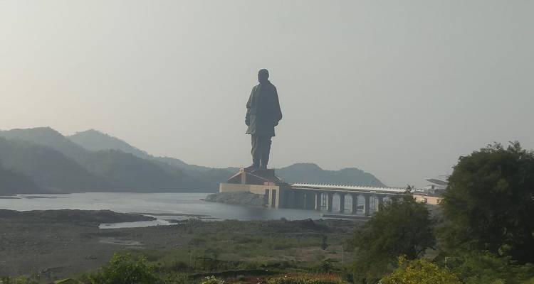 Eine riesige Statue, die auf einer Flussinsel steht.