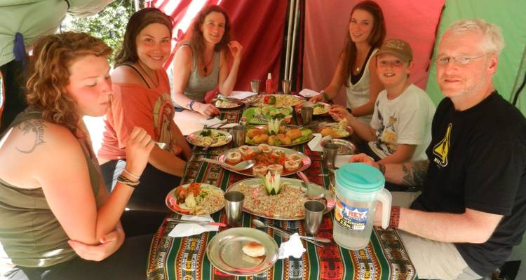 Groepsdiner in een tent, samen genieten van een maaltijd.