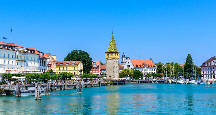 Vue panoramique de Lindau avec son phare emblématique et son port.