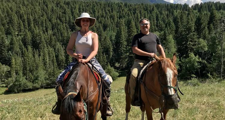 Menschen, die in einer üppigen Waldumgebung reiten.