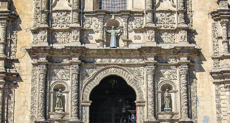 Façade ornée d'un bâtiment historique.