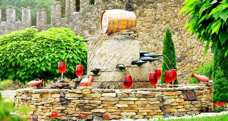 Wijnfontein met vaten en glazen