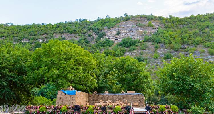 Een buitenzitplaats omgeven door weelderige heuvels.