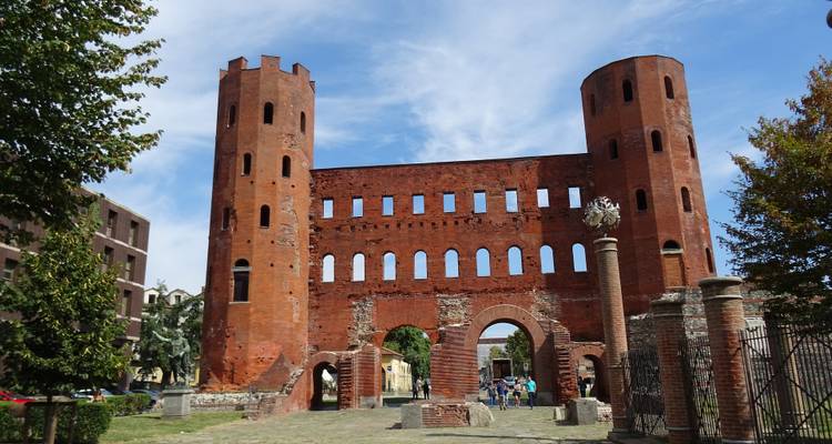 Oude Romeinse poort bekend als Porta Palatina met mensen die rondlopen.