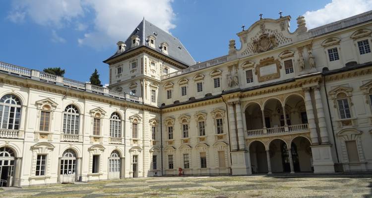 Elegant historisch paleis met sierlijke architectuur.