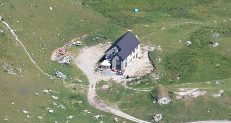 Luchtfoto van een huis omringd door bergachtig terrein.