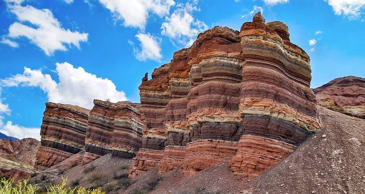Formations rocheuses stratifiées contre un ciel bleu