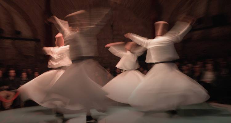 Derviches tourneurs exécutant une danse traditionnelle.