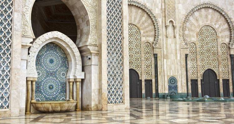 Exterior intrincado de mezquita con trabajo detallado de azulejos.