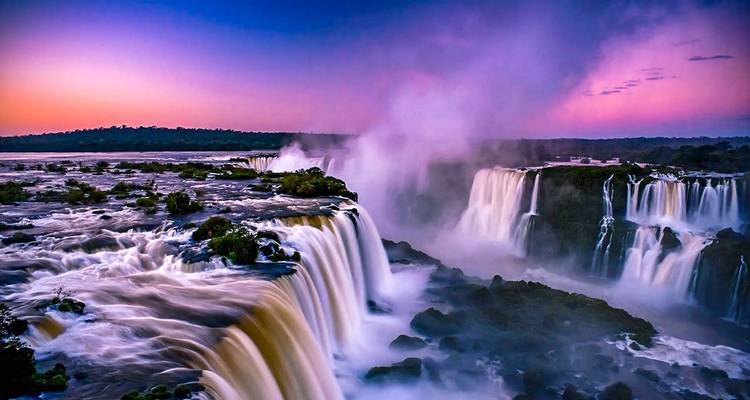 Cataratas del Iguazú con un hermoso cielo de atardecer.
