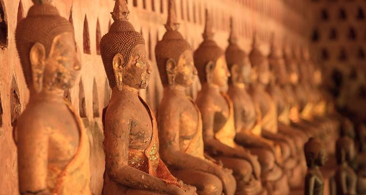 Fila de estatuas antiguas en una hornacina del templo.