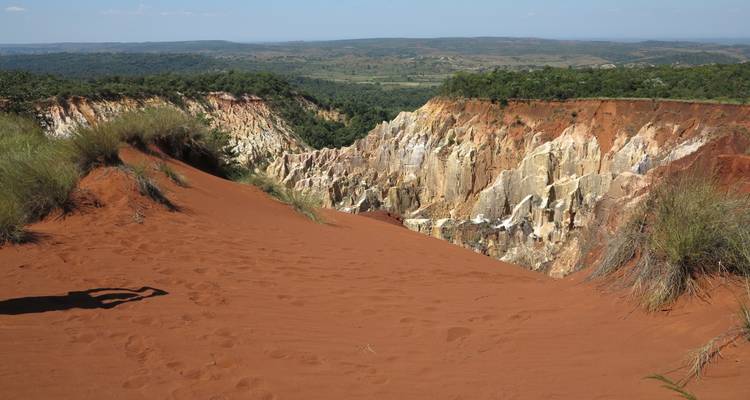 Uitgestrekt uitzicht op een canyon met kleurrijke rotsformaties.