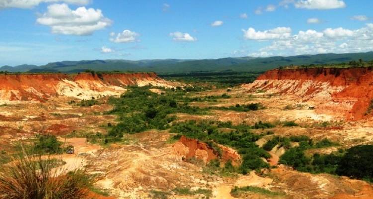 Open landschap met gevarieerde rotskleuringen en formaties.