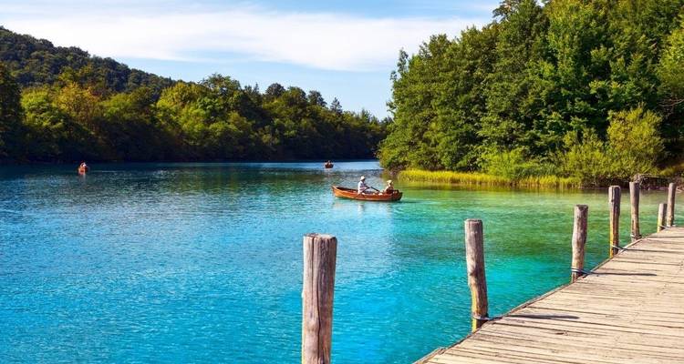 Lac paisible avec des bateaux et une rive boisée