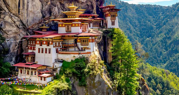 Uitzicht op Tiger's Nest Klooster op een klif omringd door bos.