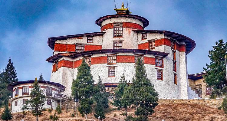 Paro Nationaal Museum met heldere blauwe lucht op de achtergrond.