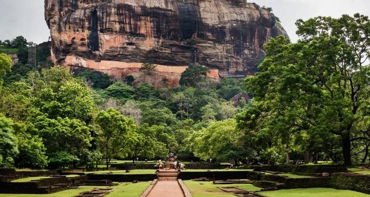 Icónica fortaleza rocosa de Sigiriya elevándose sobre exuberantes jardines y senderos