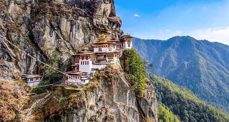 Monasterio del Nido del Tigre en un acantilado escarpado con vista a un valle.